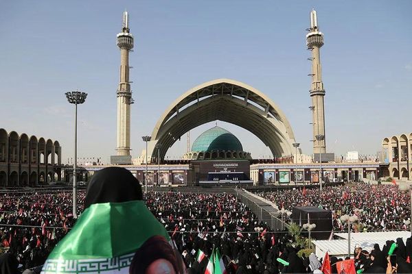 Ribuan pelayat menghadiri upacara pemakaman mantan Pemimpin Tertinggi Iran Ali Khamenei di Masjid Imam Khomeini Mosalla di Teheran, Iran, pada 4 Juli 2026. Khamenei meninggal dunia dalam serangan gabungan AS-Israel terhadap Iran pada 28 Februari. Ben
