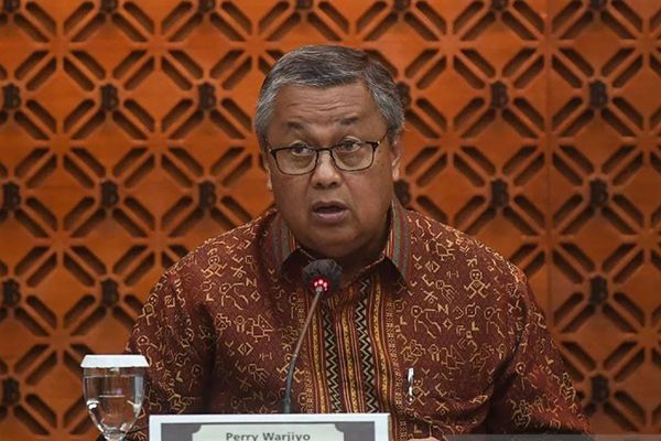 Arsip - Gubernur BI Perry Warjiyo memberikan keterangan saat konferensi pers.