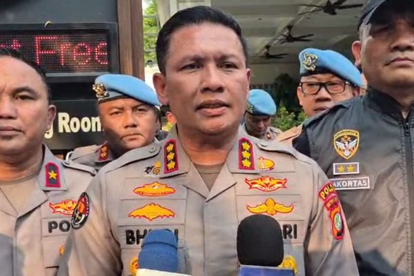 Kabid Humas Polda Metro Jaya bersama Wakapolda Polda Metro Jaya dan Kortas Tipikor Polri