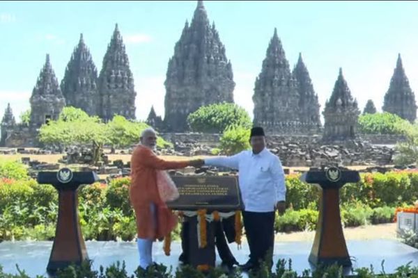 Presiden Prabowo dan PM India di Candi Prambanan