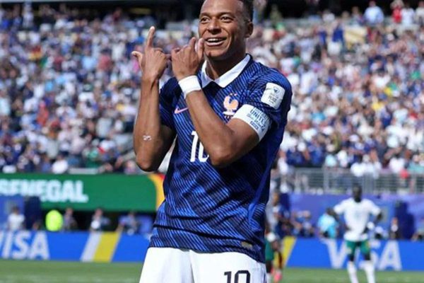Pemain Prancis Kylian Mbappe berselebrasi setelah mencetak gol ke gawang Senegal dalam laga penyisihan Grup I Piala Dunia 2026 di Stadion MetLife, New Jersey, Selasa waktu setempat. Prancis menang 3-1 atas Senegal