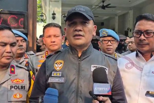 Kepala Kortas Tipidkor Mabes Polri, Irjen Totok Suharyanto (tengah)