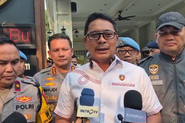 Direktur Reserse Kriminal Khusus Polda Metro Jaya Kombes Victor Dean Macbon (tengah)