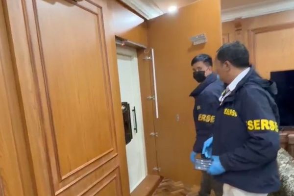 Kortas Tidpikor Polri menyita 74 Kg emas dan dollar dari rumah di sentul terkait kasus korupsi