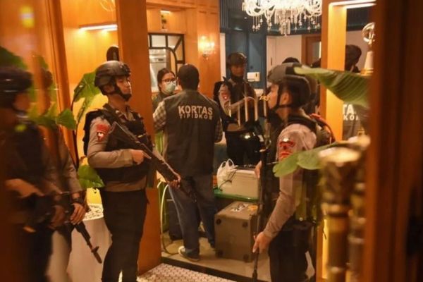 Barang bukti yang dibawa penyidik Kortas Polri dari kafe de'clan