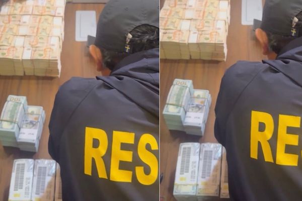 Dollar yang disita dari brankas di kafe de'Clan