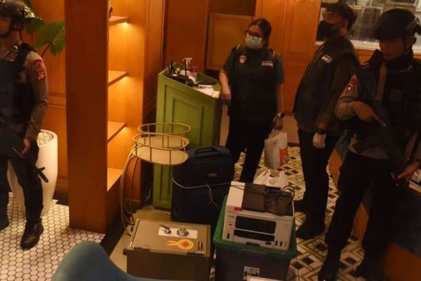 Brankas kafe de'clan dibawa penyidik Kortas Polri