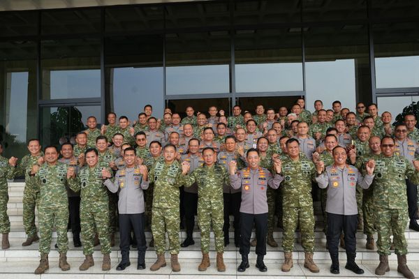 Kapolri Jenderal Listyo Sigit Prabowo dan jajarannya silahturahmi dengan Panglima TNI Jenderal Agus Subiyanto.