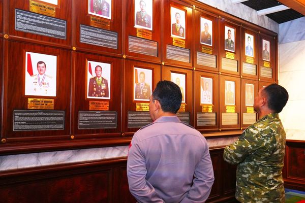 Kapolri Jenderal Listyo Sigit Prabowo dan jajarannya silahturahmi dengan Panglima TNI Jenderal Agus Subiyanto.
