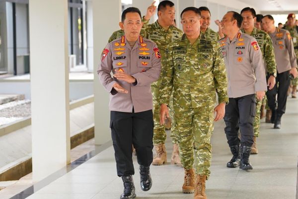 Kapolri Jenderal Listyo Sigit Prabowo berjalan bersama Panglima TNI Jenderal Agus Subiyanto usai pertemuan silaturahmi di Mabes TNI, Cilangkap, Jakarta Timur, Senin, 13 Juli 2026. Kunjungan tersebut dilakukan untuk memperkuat soliditas dan sinergitas
