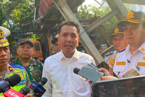 Kepala Sudin Bina Marga Jaksel Rifki Rismal (tengah) memberikan keterangan kepada wartawan di lokasi truk angkut alat berat (crane) tersangkut jembatan penyeberangan orang (JPO) di Jalan Kapten Tendean di kawasan Mampang Prapatan, Jakarta Selatan, Se