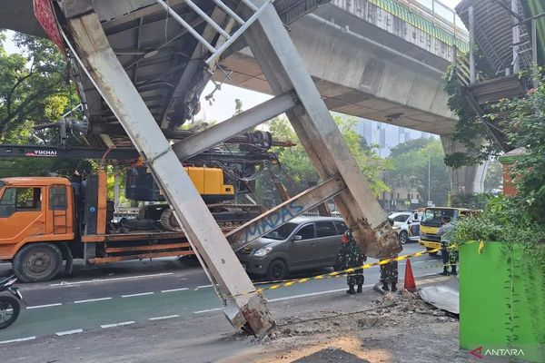Lokasi truk angkut alat berat (crane) tersangkut jembatan penyeberangan orang (JPO) di Jalan Kapten Tendean, Mampang Prapatan, Jakarta Selatan, Selasa, 14 Juli 2026