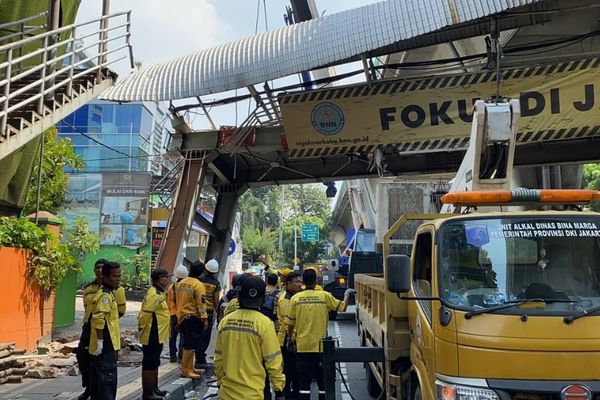 Proses Evakuasi JPO Tendean yang rungkad karena ditabrak truk