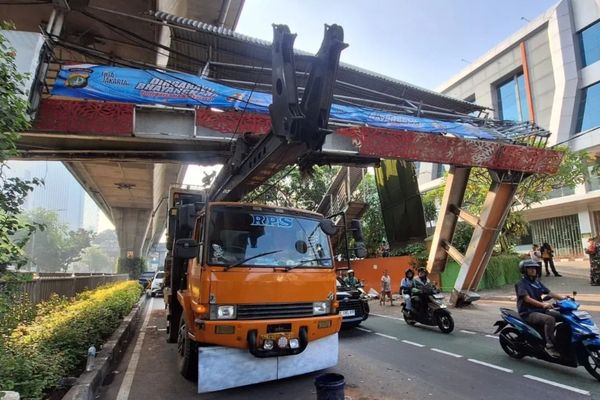 Lokasi truk angkut alat berat (crane) tersangkut jembatan penyeberangan orang (JPO) di Jalan Kapten Tendean di kawasan Mampang Prapatan, Jakarta Selatan, Selasa, 14 Juli 2026. 