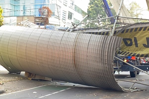Pembongkaran JPO Kapten Tendean usai ditabrak truk crane
