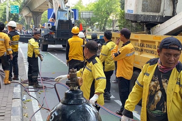 Proses evakuasi JPO Tendean jalan arah Blok M ditutup