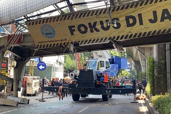JPO di Tendean Roboh Gegara Tersangkut Truk Pembawa Crane