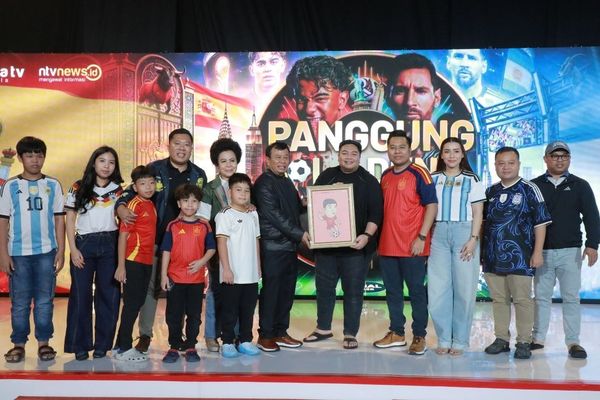 Preskom NT Corp bersama Direksi Nusantara TV memberikan Plakat kepada Ketua Umum Gekrafs Kawendra