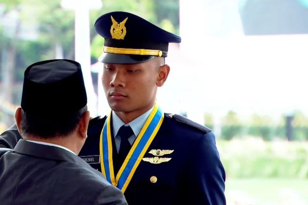 Presiden Prabowo menyematkan pangkat untuk peraih Adhi Makayasa dari Akademi Angkatan Udara , Yehezkiel Bonaventura Yudaniarman