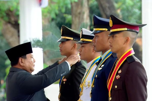 Presiden Prabowo menyematkan pangkat untuk peraih Adhi Makayasa dari Akmil, Calvin Tidar Sakti