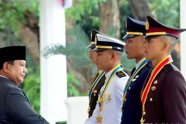 Presiden Prabowo bersama peraih Adhi Makayasa dari Akademi Angkatan Laut, Muhammad Rizqi Wira Utama Baihaqi Putra