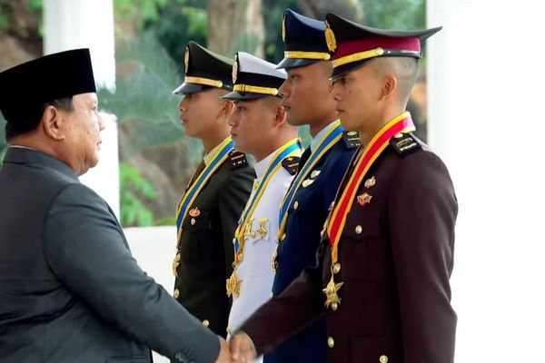 Presiden Prabowo bersama peraih Adhi Makayasa dari Akpol Harindra Arsandho Tegarbaja