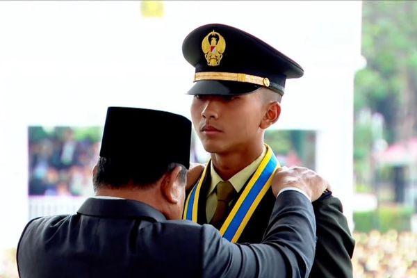 Presiden Prabowo menyematkan pangkat untuk peraih Adhi Makayasa dari Akademi Militer, Calvin Tidar Sakti