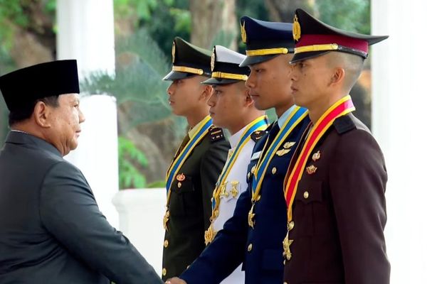 Presiden Prabowo bersama peraih Adhi Makayasa dari Akademi Angkatan Udara , Yehezkiel Bonaventura Yudaniarman