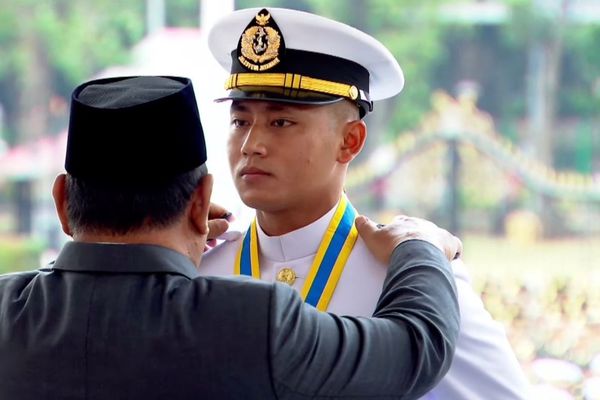 Presiden Prabowo menyematkan pangkat untuk peraih Adhi Makayasa dari Akademi Angkatan Laut, Muhammad Rizqi Wira Utama Baihaqi Putra