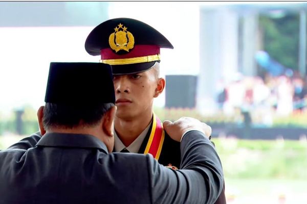 Presiden Prabowo menyematkan pangkat untuk peraih Adhi Makayasa dari Akpol, Harindra Arsandho Tegarbaja