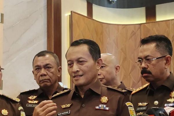 Jaksa Agung Muda Pengawasan Kejagung Rudi Margono (tengah) memberikan keterangan pers di Gedung Kejaksaan Agung, Jakarta, Jumat, 24 Juli 2026