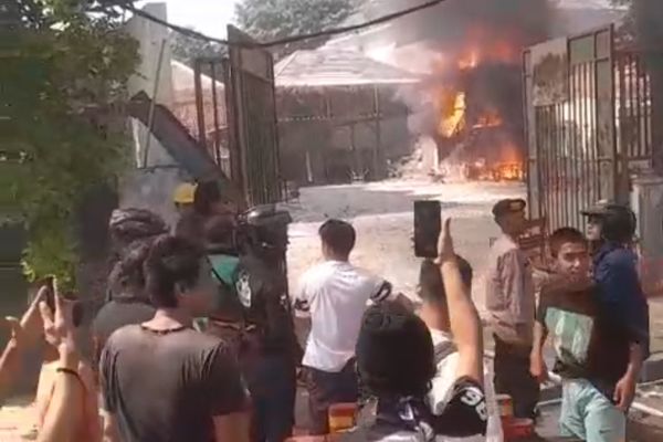 bentrokan antarkelompok warga di Jalan Tambak, Kelurahan Pegangsaan, Kecamatan Menteng, Jakarta Pusat