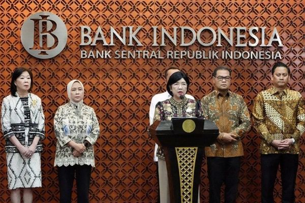 Pejabat Gubernur Sementara (Pjs. Gubernur) sekaligus Deputi Gubernur Bank Indonesia (BI) Destry Damayanti (tengah ) menyampaikan keterangan pers terkait pengunduran diri Gubernur BI Perry Warjiyo di kantor Bank Indonesia, Jakarta, Senin, 27 Juli 2026