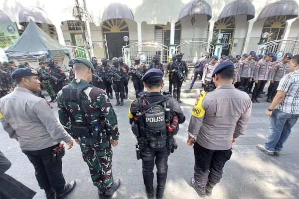 Sejumlah personel gabungan TNI dan Polri berjaga di kawasan Jalan Tambak, Jakarta Pusat, Senin, 27 Juli 2026