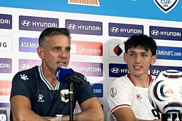 Pelatih kepala Timnas Indonesia John Herdman bersama Mitchell Lee Baker usai pertandingan Timnas Indonesia melawan Kamboja di Stadion Pakansari, Cibinong, Kabupaten Bogor, Jawa Barat, Senin, 27 Juli 2026