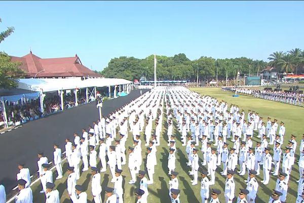 Prabowo Subianto melantik 1.204 pamong praja muda Institut Pemerintahan Dalam Negeri (IPDN), di Kampus IPDN