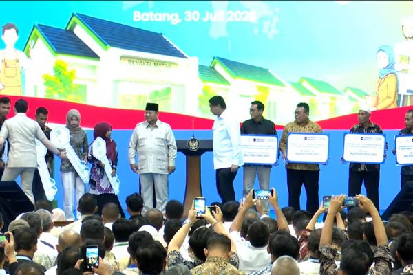 Prabowo Serahkan Kunci Rumah Subsidi kepada Penerima Manfaat KPR FLPP di Batang