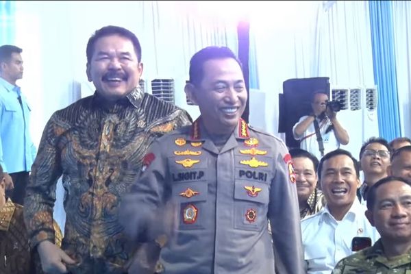 Prabowo Subianto menyapa Jaksa Agung ST Burhanuddin dan Kapolri Jenderal Listyo Sigit Prabowo secara bersamaan saat menghadiri acara Akad Massal KPR Sejahtera melalui skema Fasilitas Likuiditas Pembiayaan Perumahan (FLPP) di Batang, Jawa Tengah