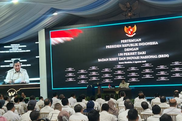 Prabowo saat memberikan taklimat dalam pertemuan dengan sekitar 150 peneliti Badan Riset dan Inovasi Nasional (BRIN) di halaman Istana Kepresidenan