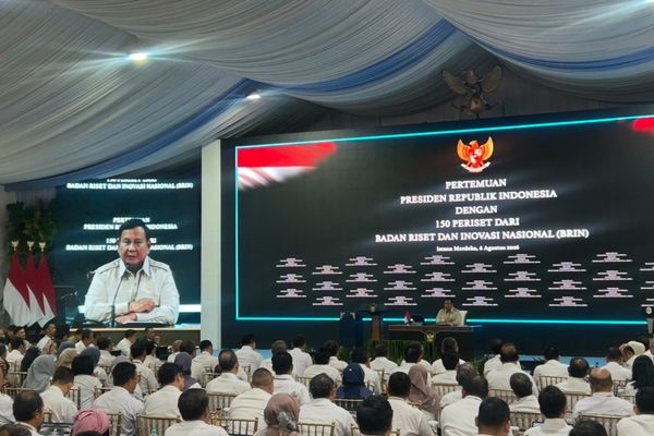Prabowo saat memberikan taklimat dalam pertemuan dengan sekitar 150 peneliti Badan Riset dan Inovasi Nasional (BRIN) di halaman Istana Kepresidenan
