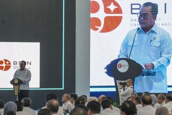 Kepala Badan Riset dan Inovasi Nasional (BRIN) Arif Satria memberikan laporan pelaksanaan saat menggelar hasil riset dan inovasi dari BRIN di halaman Istana Negara, Jakarta, Kamis (6/8/2026). Presiden Prabowo Subianto mengundang lebih dari 150 perise