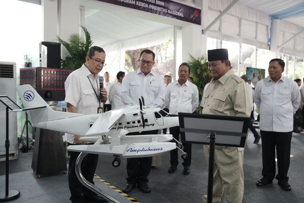 Prabowo Subianto meninjau inovasi teknologi berbasis kecerdasan artifisial (AI) yang dipamerkan Badan Riset dan Inovasi Nasional (BRIN) di Kompleks Istana Kepresidenan, Jakarta, Kamis (6/8/2026).