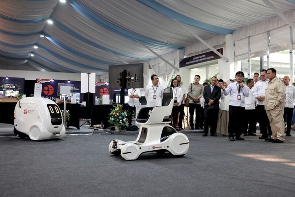 Prabowo Subianto meninjau inovasi teknologi berbasis kecerdasan artifisial (AI) yang dipamerkan Badan Riset dan Inovasi Nasional (BRIN) di Kompleks Istana Kepresidenan, Jakarta, Kamis (6/8/2026).