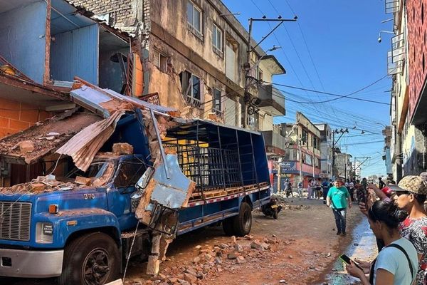 Sebuah kendaraan roda empat ringsek tertimpa tembok bangunan yang roboh setelah gempa bumi berkekuatan magnitudo 6,8 mengguncang Kolombia, menewaskan setidaknya 18 orang dan menyebabkan kerusakan di Pereira, Kolombia, Senin, 10 Agustus 2026.