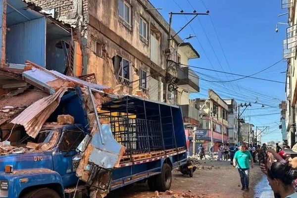 Warga berkumpul di jalanan setelah gempa bumi dahsyat mengguncang Kolombia, yang menewaskan sedikitnya 18 orang dan menyebabkan kerusakan di Pereira, Kolombia