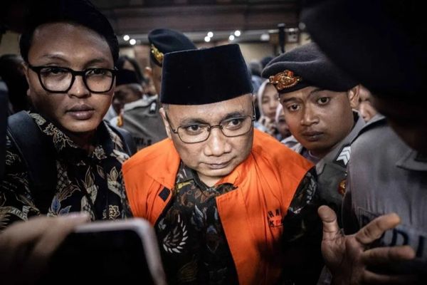 Terdakwa kasus dugaan korupsi kuota haji Yaqut Cholil Qoumas berjalan keluar usai sidang pembacaan dakwaan di Pengadilan Tipikor, Jakarta, Selasa, 11 Agustus 2026. Jaksa Penuntut Umum (JPU) KPK mendakwa Menteri Agama periode 2020-2024 Yaqut Cholil Qo