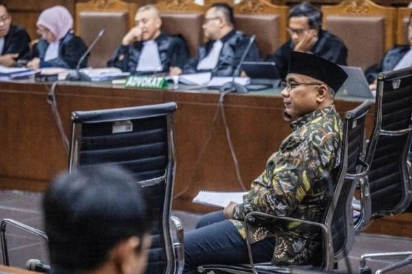 Terdakwa kasus dugaan korupsi kuota haji Yaqut Cholil Qoumas (tengah) menjalani sidang pembacaan dakwaan di Pengadilan Tipikor, Jakarta, Selasa, 11 Agustus 2026.  Jaksa Penuntut Umum (JPU) KPK mendakwa Menteri Agama periode 2020-2024 Yaqut Cholil Qou