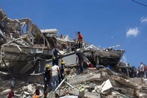 Tim pencarian dan penyelamatan melakukan operasi di tengah reruntuhan bangunan yang ambruk akibat gempa bumi dahsyat berkekuatan magnitudo 7,4 di Pereira, Kolombia, pada 10 Agustus 2026. Setidaknya 132 orang tewas dan 570 lainnya terluka dalam gempa 