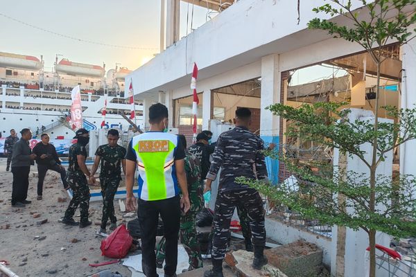 TNI membantu korban gempa di pelabuhan NTT. 