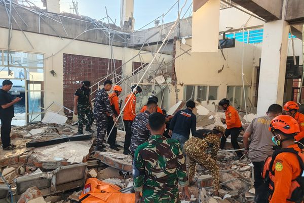 Prajurit TNI bantu cari korban gempa NTT. 